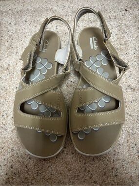 Clarks Women’s Tan Cross-Strap Slingback Sandals